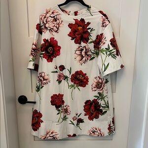 White Floral Shift Top with Red Bloom Print by Oscar de la Renta
